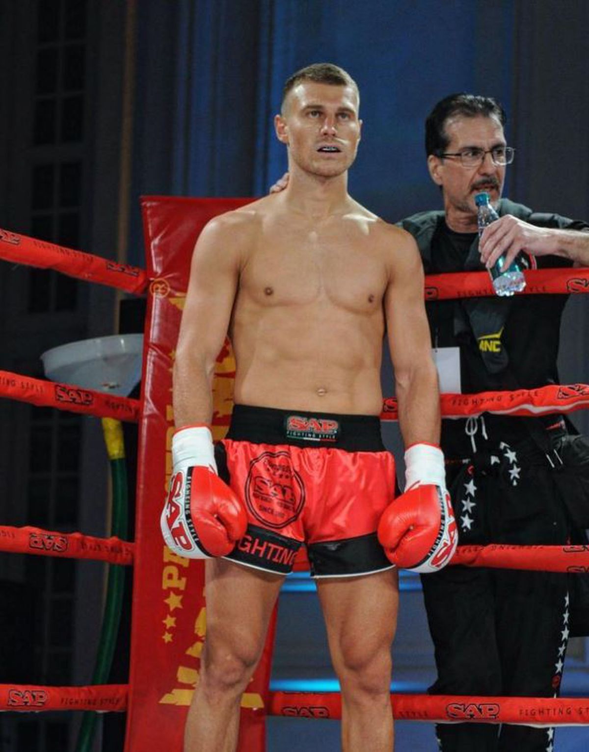 „A fost sau nu blat Tyson vs Paul?” » Elisabetta Canalis a apărut la meci într-o ținută electrizantă, iar iubitul ei român a dat verdictul