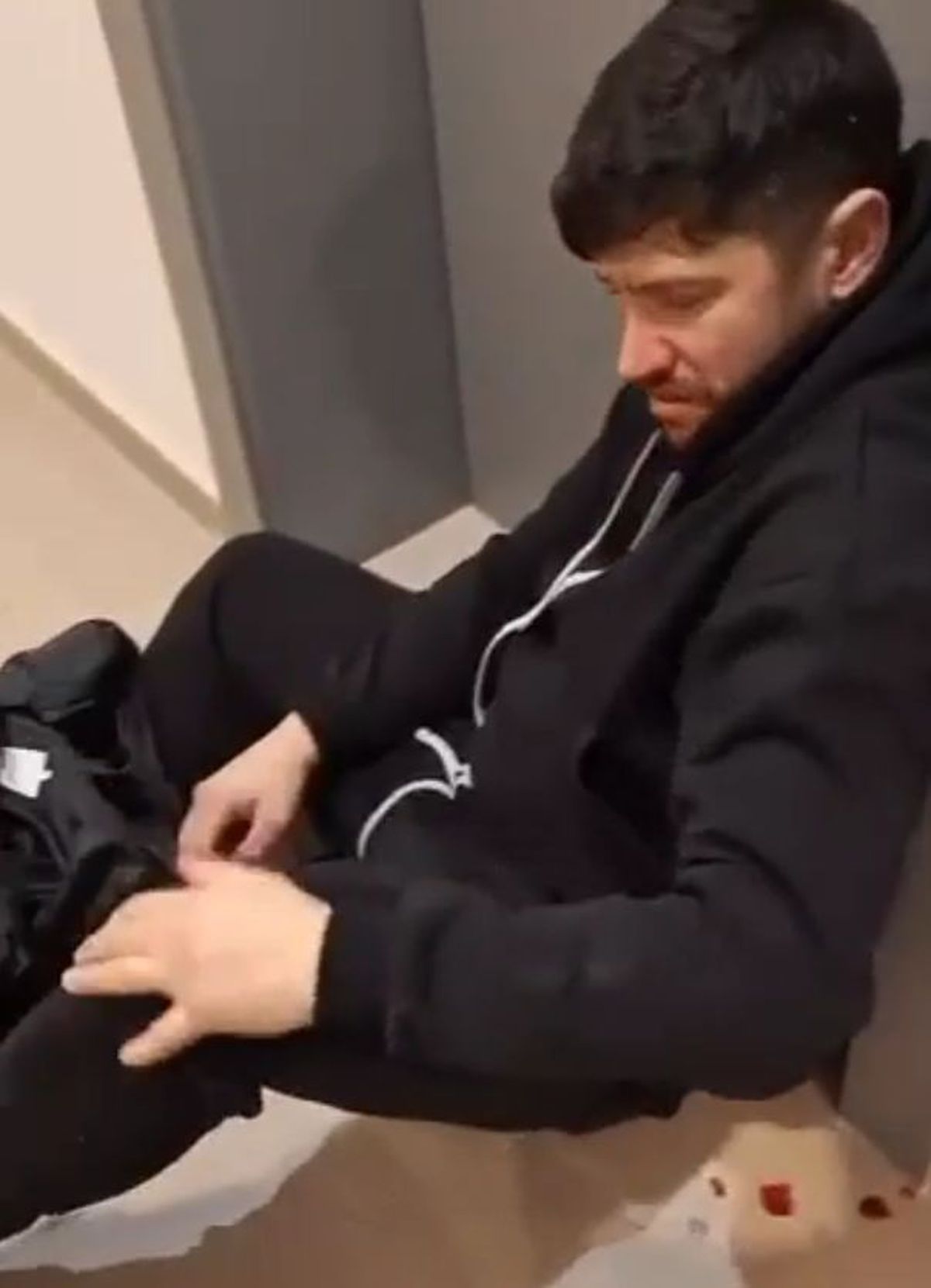 Imagini șocante cu „Dodel” Tănase » Întins pe jos, cu sânge la gură și incoerent în holul blocului: „Ce-am pățit?”