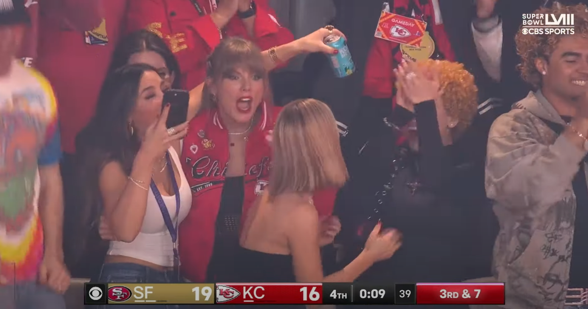 Taylor Swift a făcut haos în lojă la Super Bowl » Cum au surprins-o camerele TV