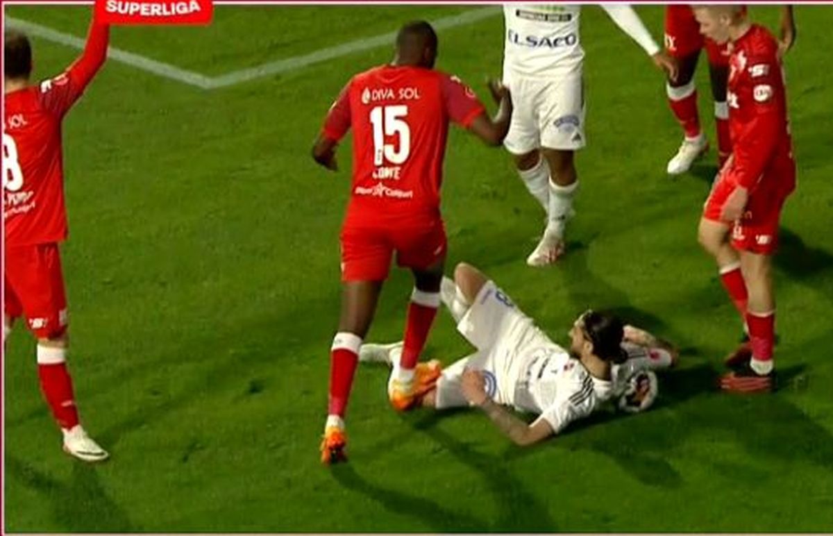 Intrare grosolană în UTA - FC Botoșani! „Centralul” Găman a avut nevoie de VAR