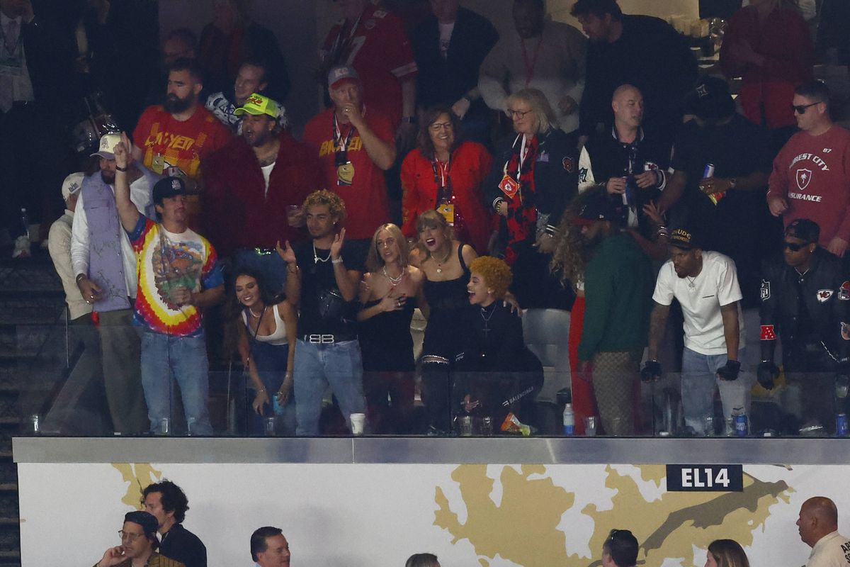 Ryan Reynolds, postare de două milioane de like-uri în timp ce soția urmărea Super Bowl lângă Taylor Swift