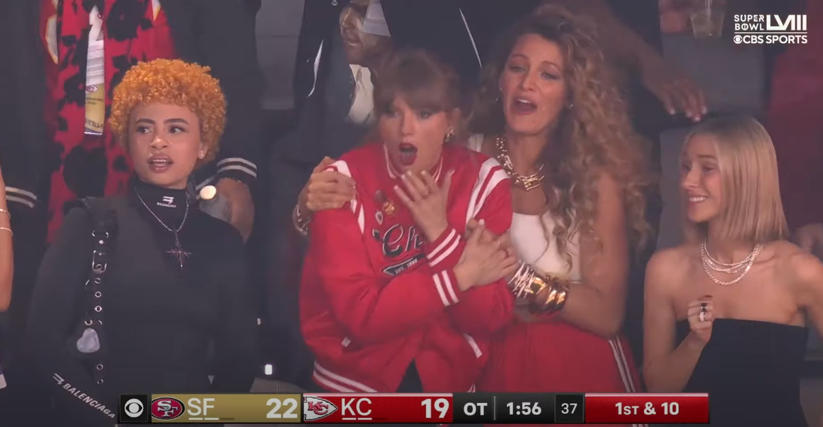 Ryan Reynolds, postare de două milioane de like-uri în timp ce soția urmărea Super Bowl lângă Taylor Swift