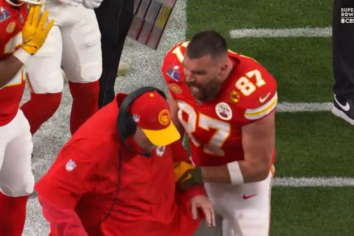 Travis Kelce, furios » Aproape că l-a pus la pământ la Andy Reid