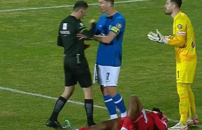 Scandal în Farul - Dinamo » Reacție violentă a lui Larie + Ce spun specialiștii despre momentul respectiv