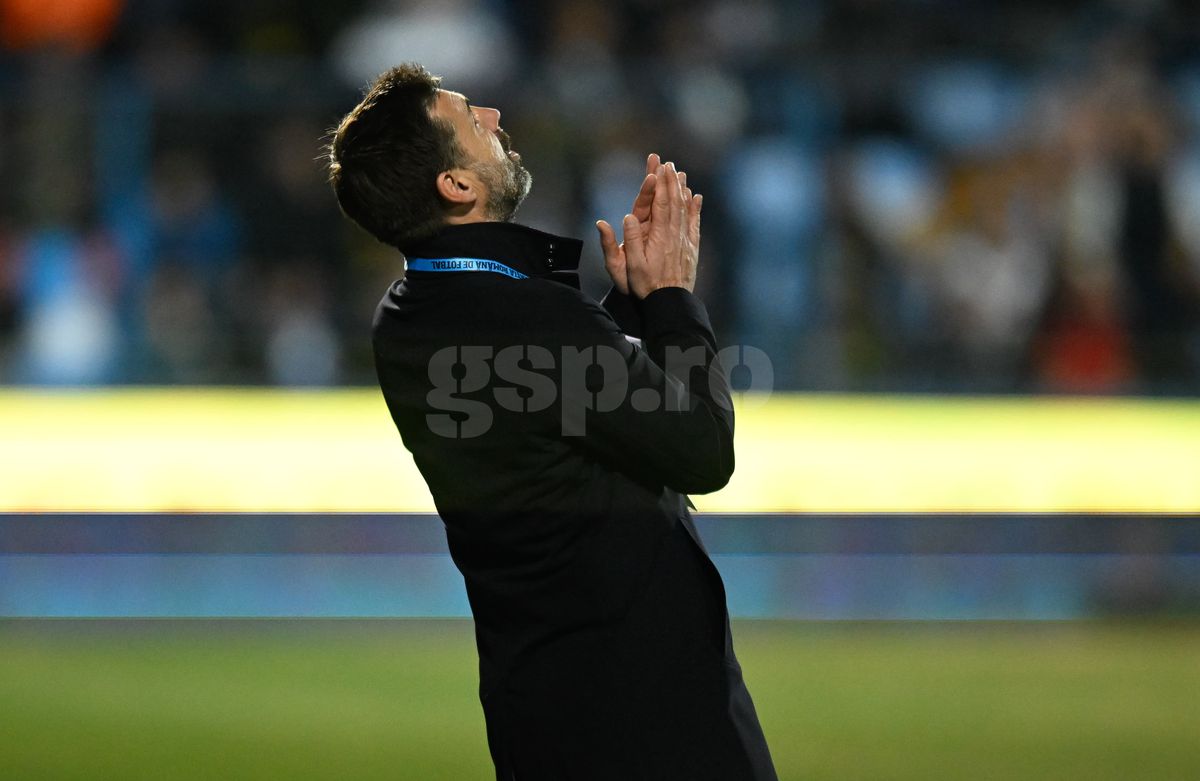 FOTO Zeljko Kopic, banderolă specială cu sigla lui Dinamo la meciul cu Farul