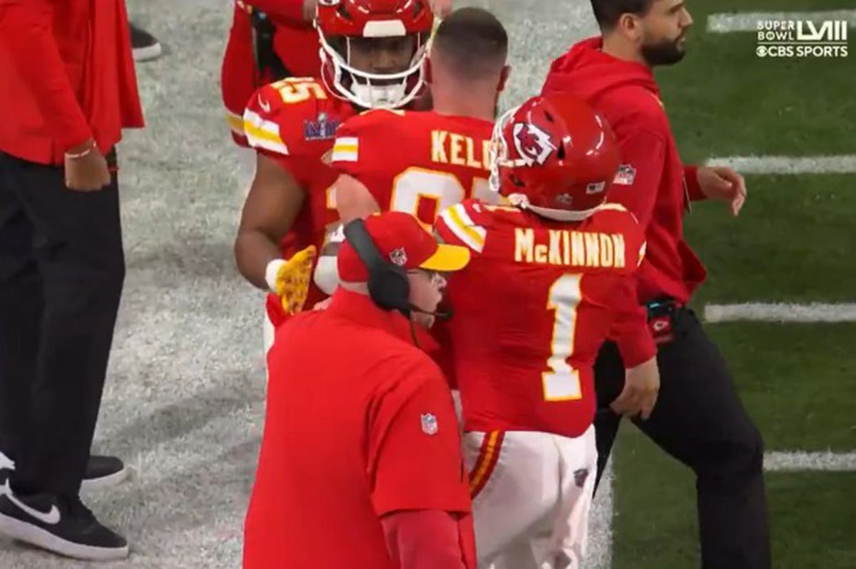 Travis Kelce, furios » Aproape că l-a pus la pământ la Andy Reid