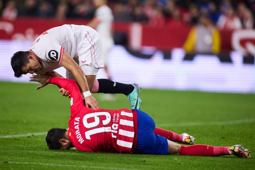 Alvaro Morata, căzut pe gazon după un contact cu Soumare / Foto: Imago