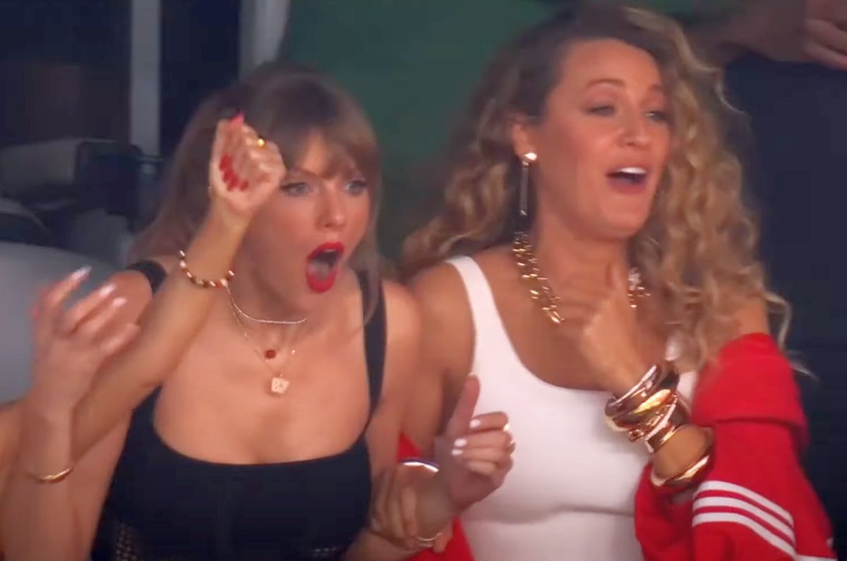 Ryan Reynolds, postare de două milioane de like-uri în timp ce soția urmărea Super Bowl lângă Taylor Swift