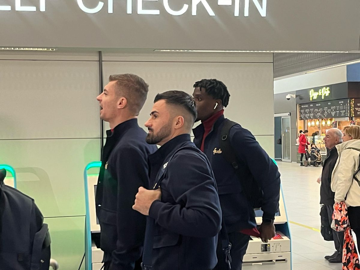 Campioana FCSB a decolat spre Salonic: 6 jucători lăsați acasă + Nelipsita Teodora Stoica a apărut cu un accesoriu neobișnuit în aeroport