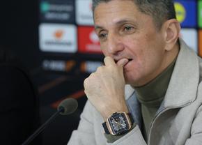 Răzvan Lucescu a revenit la conferință și a vorbit în română. A zâmbit când a fost întrebat de primul 11 anunțat de Gigi Becali: „Nu știu ce decizie vor lua antrenorii”