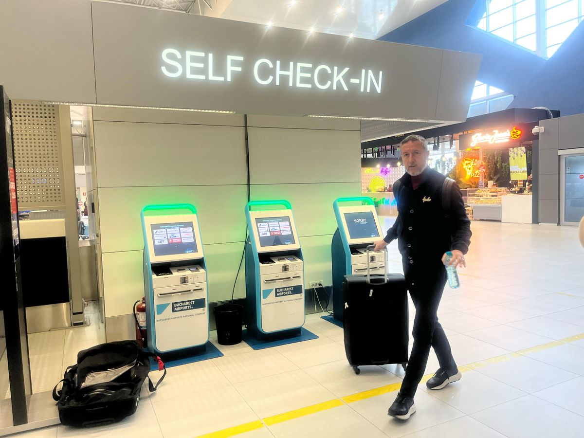 Campioana FCSB a decolat spre Salonic: 6 jucători lăsați acasă + Nelipsita Teodora Stoica a apărut cu un accesoriu neobișnuit în aeroport