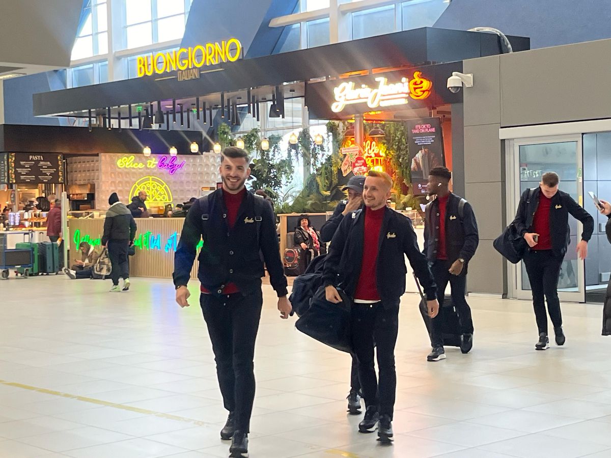 Campioana FCSB a decolat spre Salonic: 6 jucători lăsați acasă + Nelipsita Teodora Stoica a apărut cu un accesoriu neobișnuit în aeroport