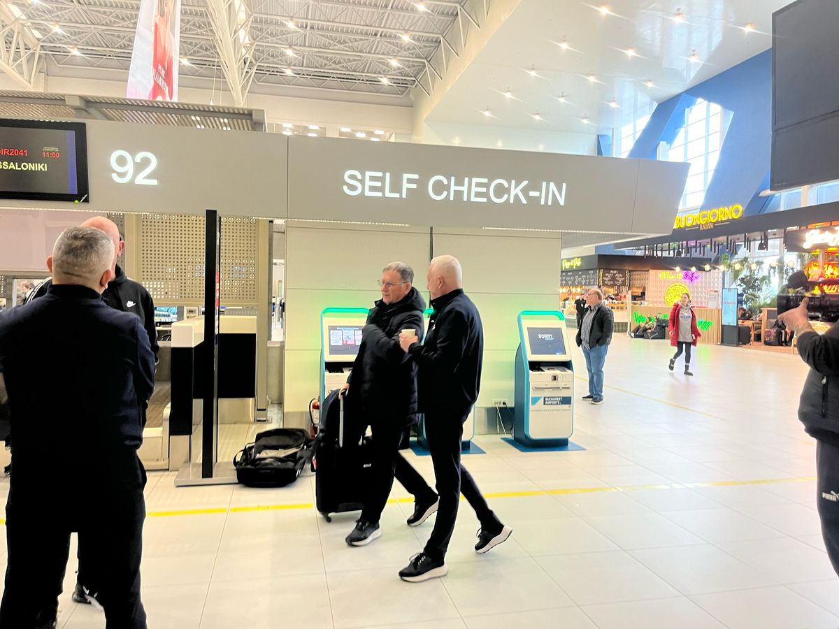 Campioana FCSB a decolat spre Salonic: 6 jucători lăsați acasă + Nelipsita Teodora Stoica a apărut cu un accesoriu neobișnuit în aeroport