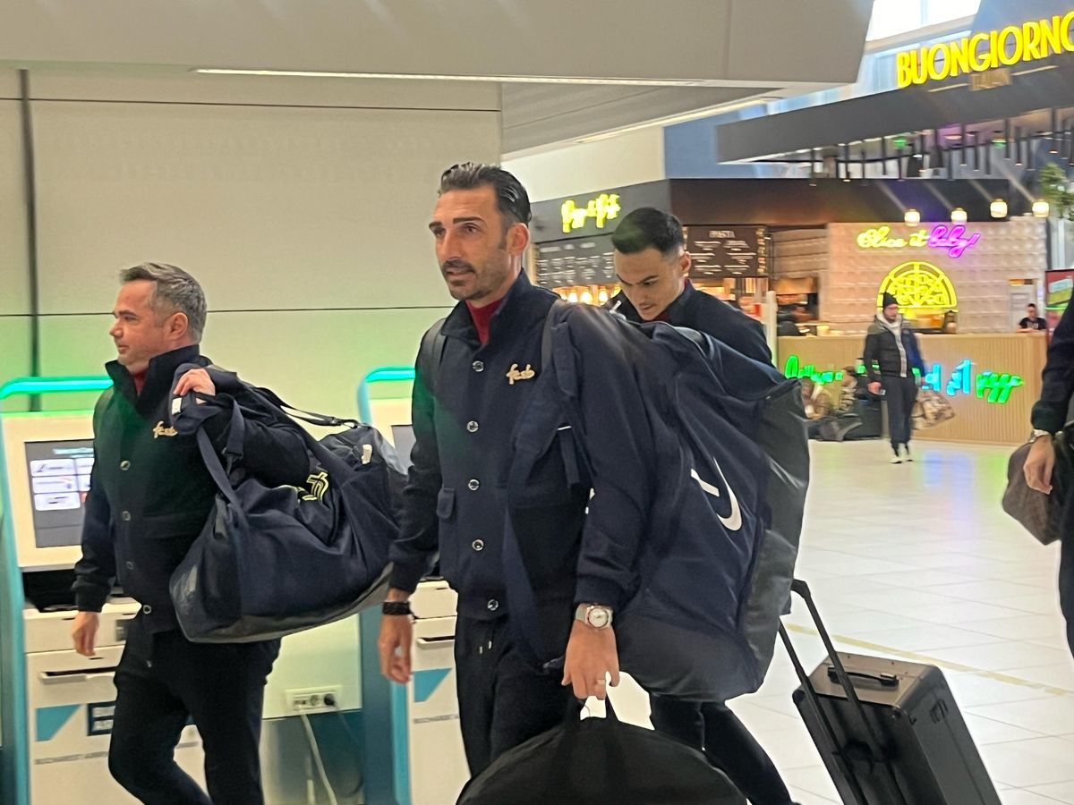 Campioana FCSB a decolat spre Salonic: 6 jucători lăsați acasă + Nelipsita Teodora Stoica a apărut cu un accesoriu neobișnuit în aeroport