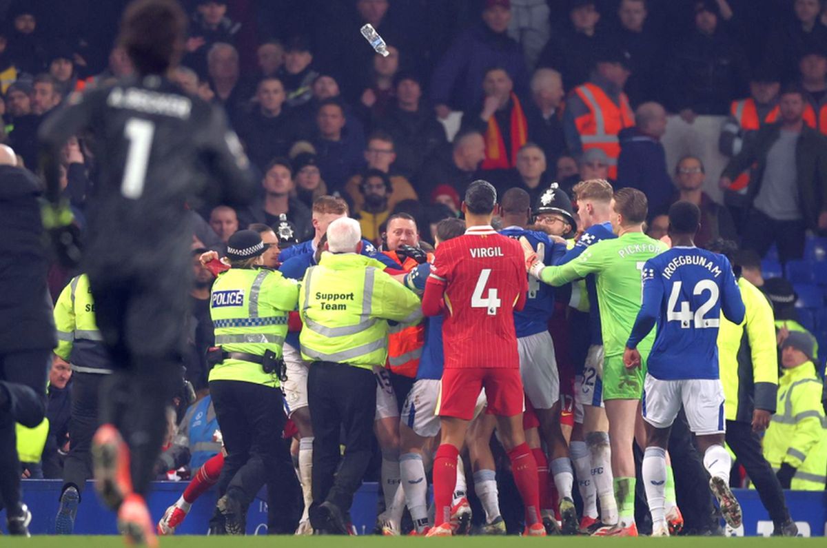 Bătaie pe teren după Everton - Liverpool » A fost nevoie de intervenția polițiștilor după ultimul „Merseyside Derby” găzduit de Goodison Park