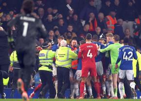 Bătaie pe teren după Everton - Liverpool » A fost nevoie de intervenția polițiștilor după ultimul „Merseyside Derby” găzduit de Goodison Park