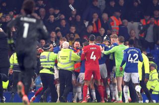 Bătaie pe teren după Everton - Liverpool » A fost nevoie de intervenția polițiștilor după ultimul „Merseyside Derby” găzduit de Goodison Park