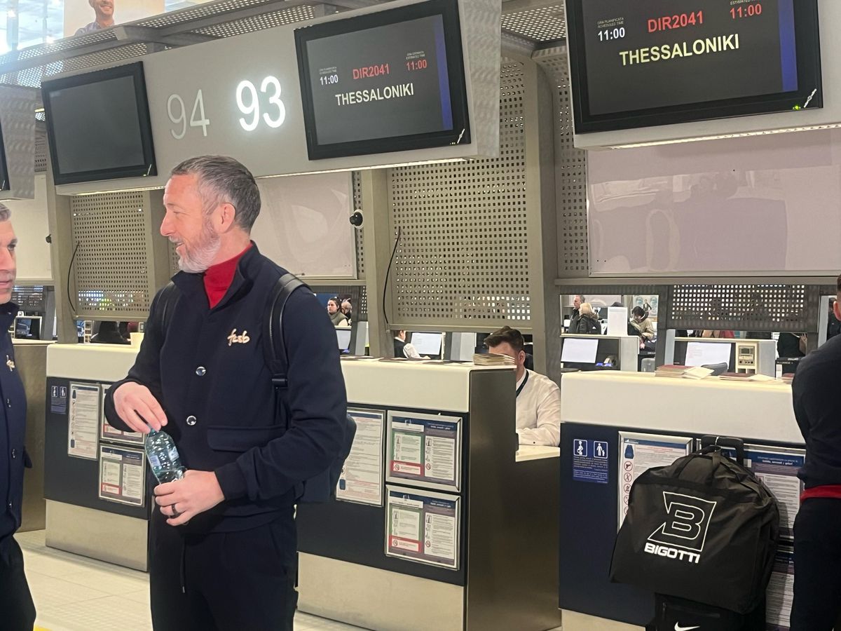 Campioana FCSB a decolat spre Salonic: 6 jucători lăsați acasă + Nelipsita Teodora Stoica a apărut cu un accesoriu neobișnuit în aeroport