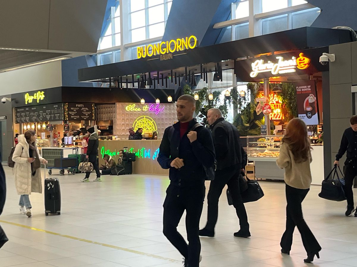 Campioana FCSB a decolat spre Salonic: 6 jucători lăsați acasă + Nelipsita Teodora Stoica a apărut cu un accesoriu neobișnuit în aeroport