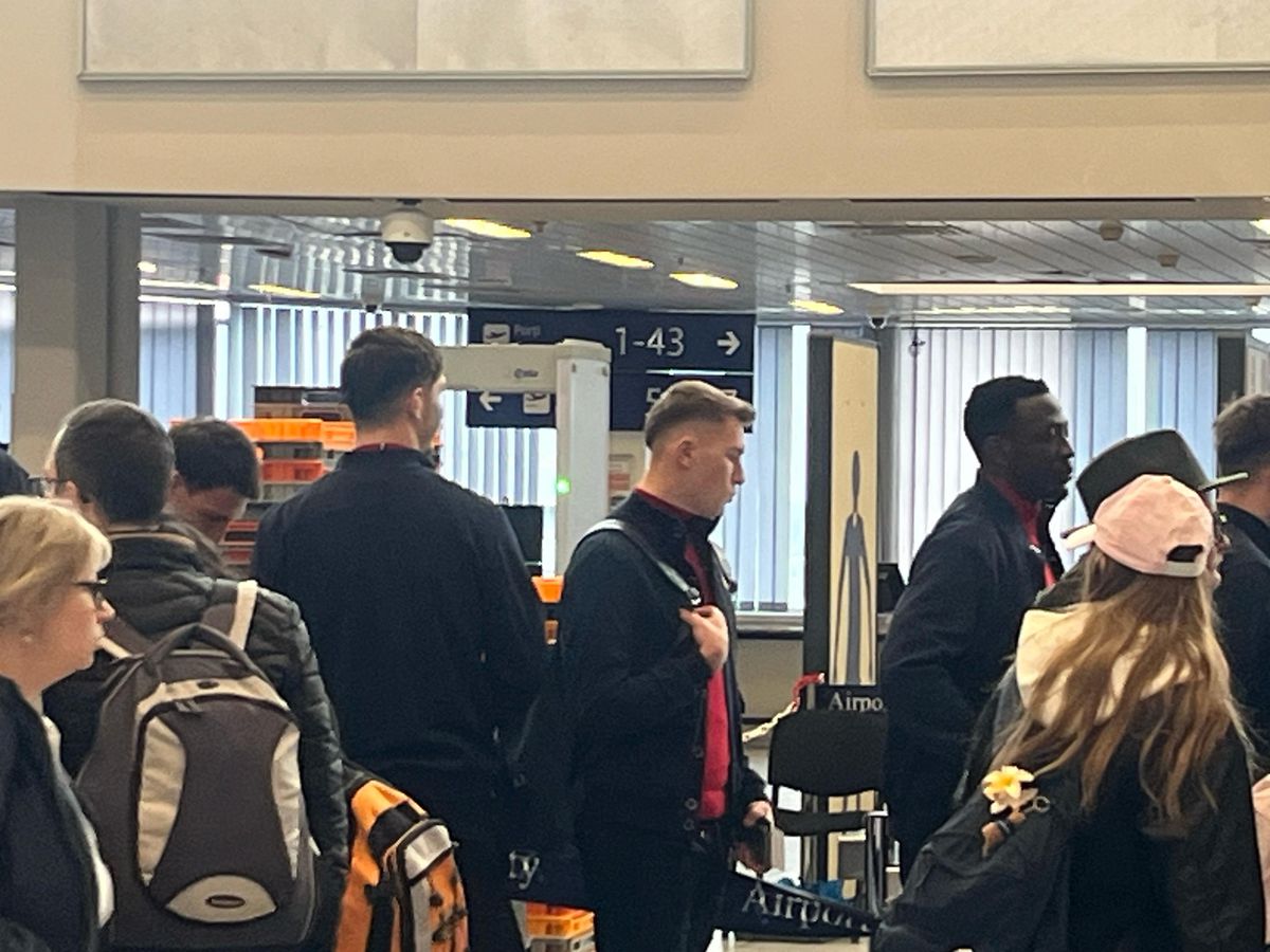 Campioana FCSB a decolat spre Salonic: 6 jucători lăsați acasă + Nelipsita Teodora Stoica a apărut cu un accesoriu neobișnuit în aeroport