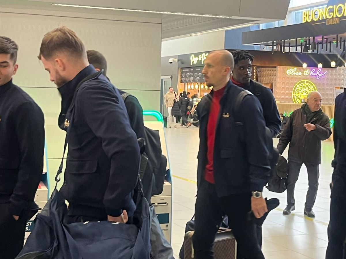 Campioana FCSB a decolat spre Salonic: 6 jucători lăsați acasă + Nelipsita Teodora Stoica a apărut cu un accesoriu neobișnuit în aeroport