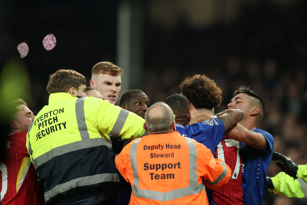 Final cu scandal la Everton - Liverpool