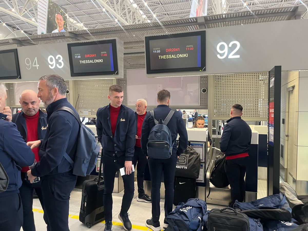 Campioana FCSB a decolat spre Salonic: 6 jucători lăsați acasă + Nelipsita Teodora Stoica a apărut cu un accesoriu neobișnuit în aeroport