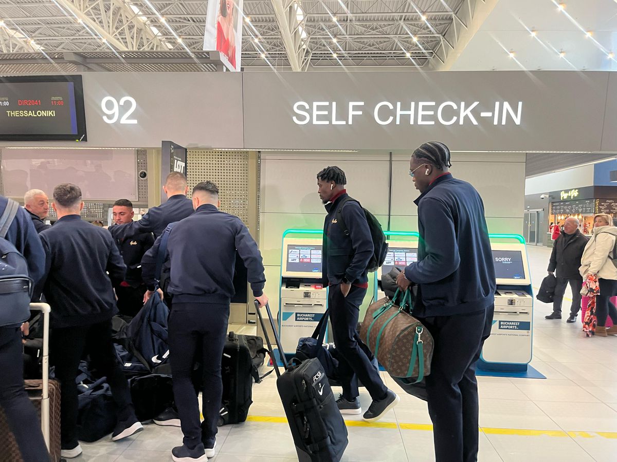 Campioana FCSB a decolat spre Salonic: 6 jucători lăsați acasă + Nelipsita Teodora Stoica a apărut cu un accesoriu neobișnuit în aeroport