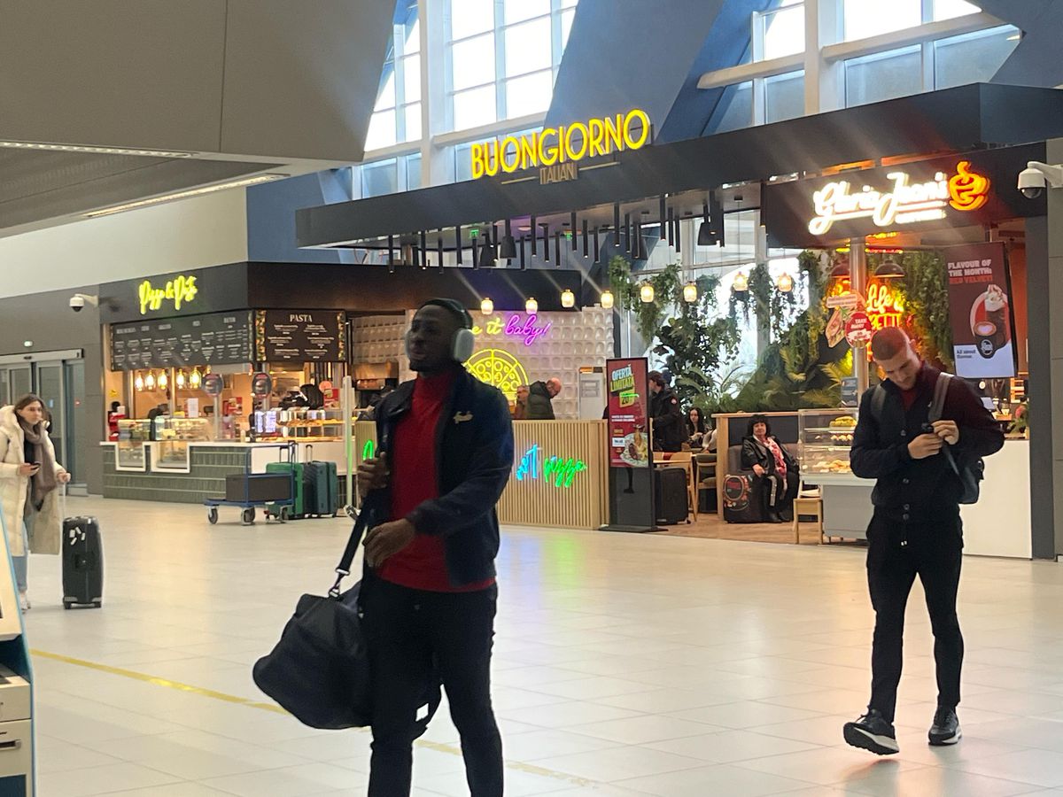 Campioana FCSB a decolat spre Salonic: 6 jucători lăsați acasă + Nelipsita Teodora Stoica a apărut cu un accesoriu neobișnuit în aeroport