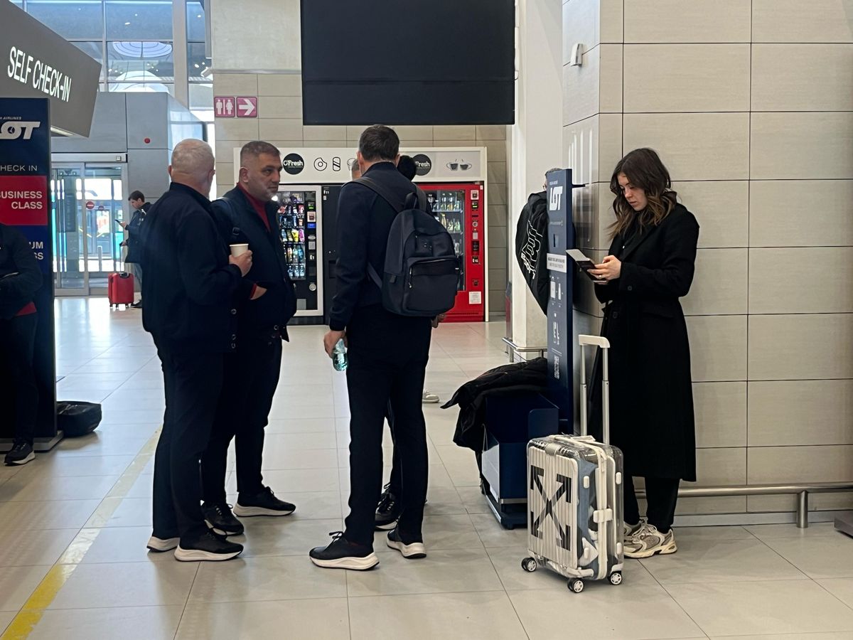 Campioana FCSB a decolat spre Salonic: 6 jucători lăsați acasă + Nelipsita Teodora Stoica a apărut cu un accesoriu neobișnuit în aeroport