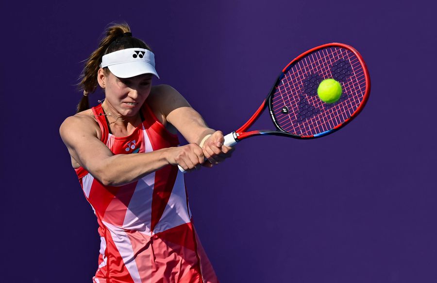 Elena Rybakina în acțiune la Doha FOTO Imago Images Ciudatul caz al Elenei Rybakina » Îl are în continuare în echipă pe antrenorul care a numit-o „proastă” și care i-a spus că fără el „ar fi încă în Rusia la cules cartofi”