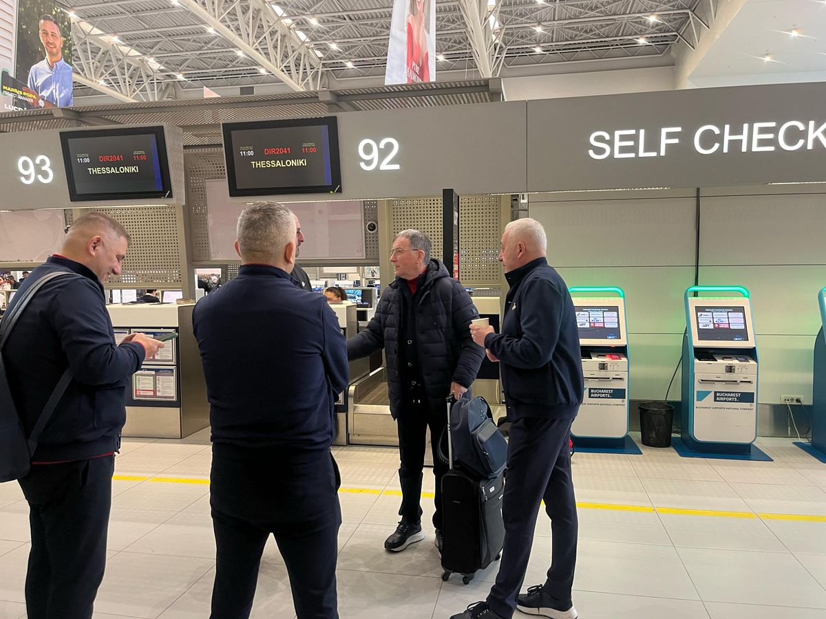 Campioana FCSB a decolat spre Salonic: 6 jucători lăsați acasă + Nelipsita Teodora Stoica a apărut cu un accesoriu neobișnuit în aeroport