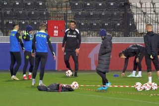 5 detalii de la antrenamentul FCSB » Elias Charalambous iritat, Miculescu apt pentru PAOK, s-a integrat Jordan Gele?