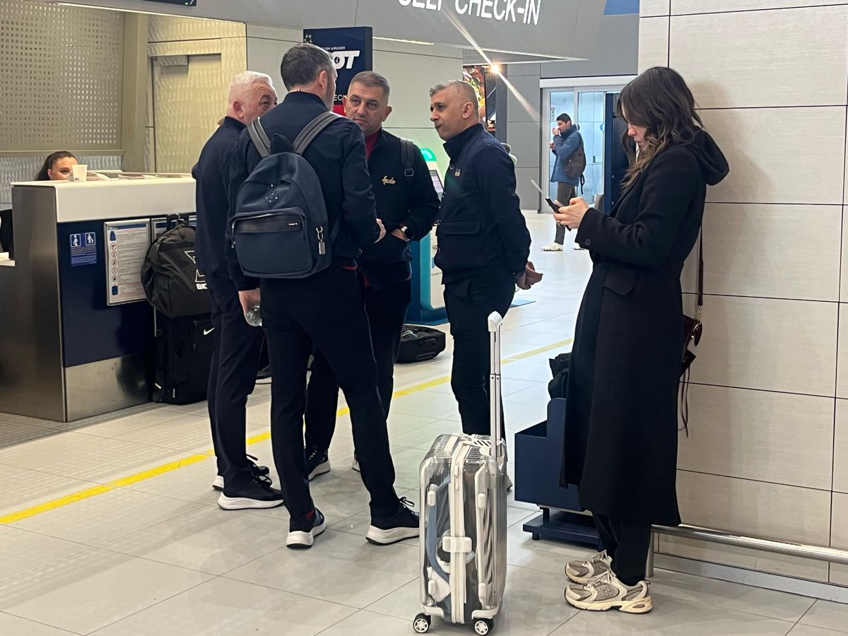 Campioana FCSB a decolat spre Salonic: 6 jucători lăsați acasă + Nelipsita Teodora Stoica a apărut cu un accesoriu neobișnuit în aeroport