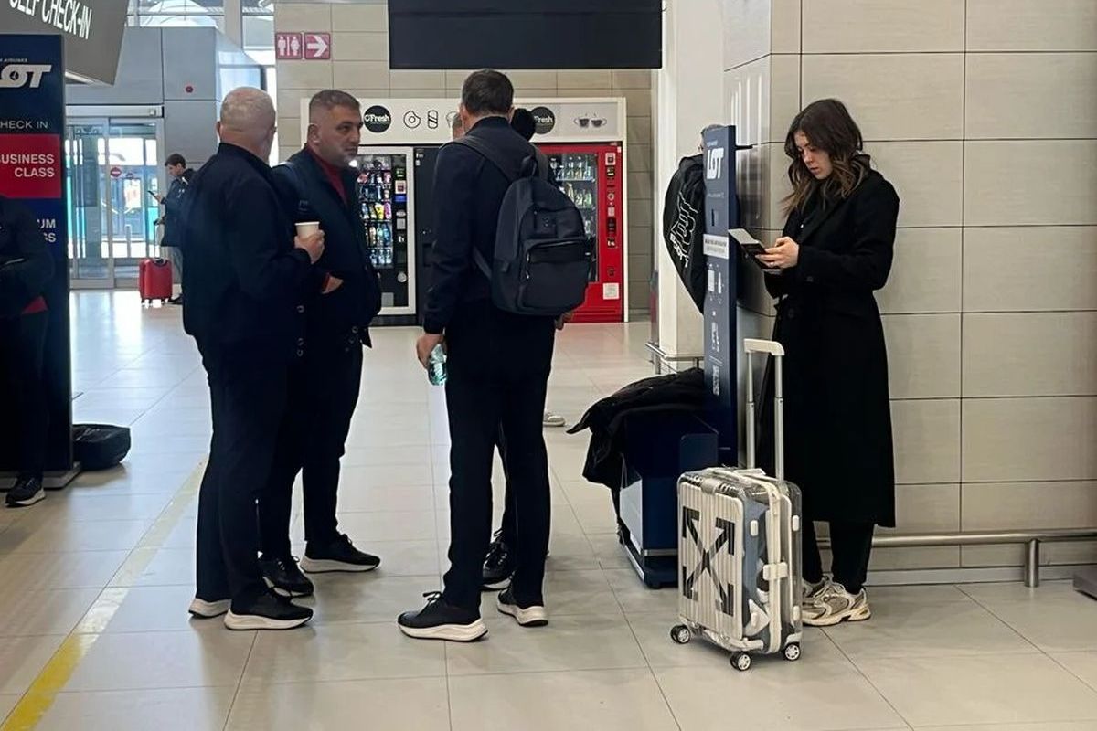 Campioana FCSB a decolat spre Salonic: 6 jucători lăsați acasă + Nelipsita Teodora Stoica a apărut cu un accesoriu neobișnuit în aeroport