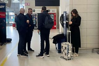 Campioana FCSB a decolat spre Salonic: 6 jucători lăsați acasă + Nelipsita Teodora Stoica a apărut cu un accesoriu neobișnuit în aeroport