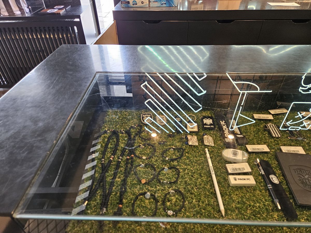 Magazin oficial PAOK Salonic și detalii despre Răzvan Lucescu