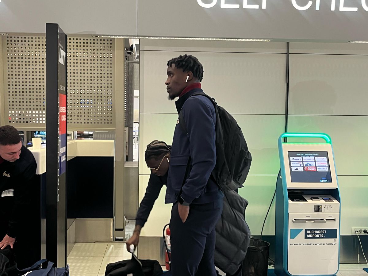 Campioana FCSB a decolat spre Salonic: 6 jucători lăsați acasă + Nelipsita Teodora Stoica a apărut cu un accesoriu neobișnuit în aeroport