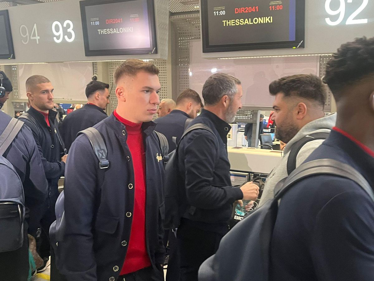 Campioana FCSB a decolat spre Salonic: 6 jucători lăsați acasă + Nelipsita Teodora Stoica a apărut cu un accesoriu neobișnuit în aeroport