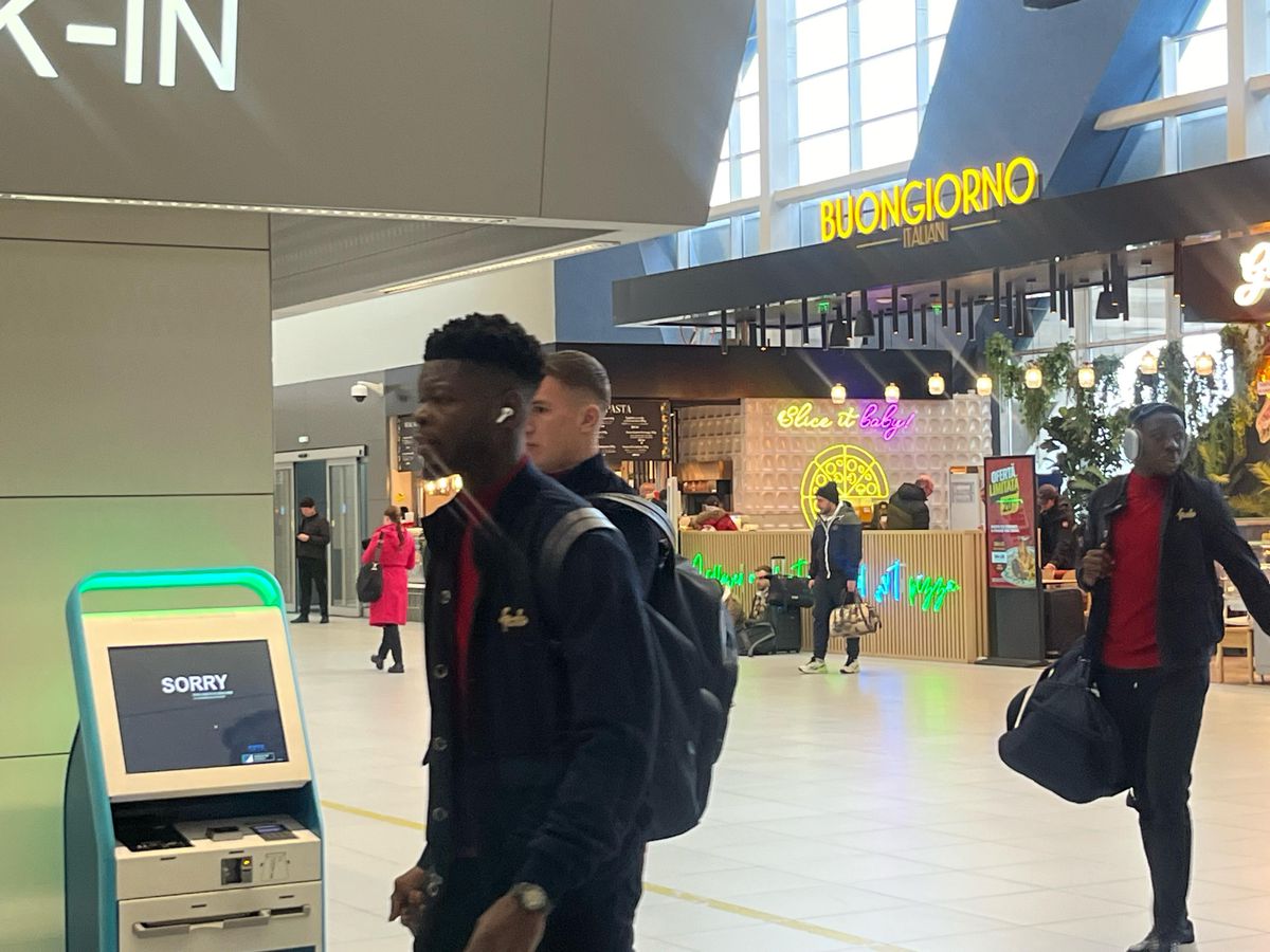 Campioana FCSB a decolat spre Salonic: 6 jucători lăsați acasă + Nelipsita Teodora Stoica a apărut cu un accesoriu neobișnuit în aeroport