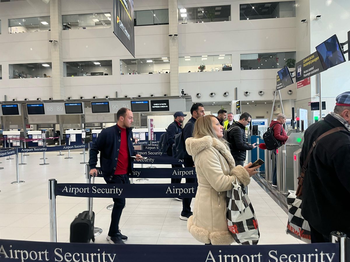 Campioana FCSB a decolat spre Salonic: 6 jucători lăsați acasă + Nelipsita Teodora Stoica a apărut cu un accesoriu neobișnuit în aeroport