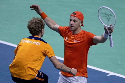 Tallon Griekspoor (cu fața) și Jesper De Jong (cu spatele), la turneul final al Cupei Davis în 2024/Foto: Imago Images