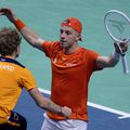 Tallon Griekspoor (cu fața) și Jesper De Jong (cu spatele), la turneul final al Cupei Davis în 2024/Foto: Imago Images