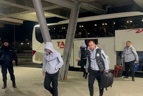 Mihai Toma (în stânga), la sosirea la arena „Ion Oblemenco”