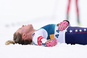 Eroism pe schiuri: rănită la coaste, veterana americană a cucerit medalia de bronz la Jocurile Olimpice