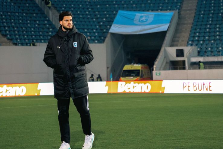 Fotbaliștii Craiovei, la inspecția gazonului / Sursă foto: Facebook@ Universitatea Craiova