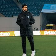 Fotbaliștii Craiovei, la inspecția gazonului / Sursă foto: Facebook@ Universitatea Craiova