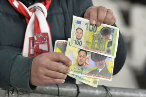 Cum a fost primit Dennis Politic de fanii lui Dinamo » Bancnotele care au circulat în tribune