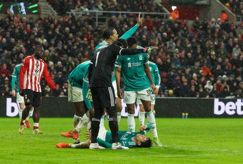 Wataru Endo, la pământ, cere intervenția medicilor / Foto: Imago