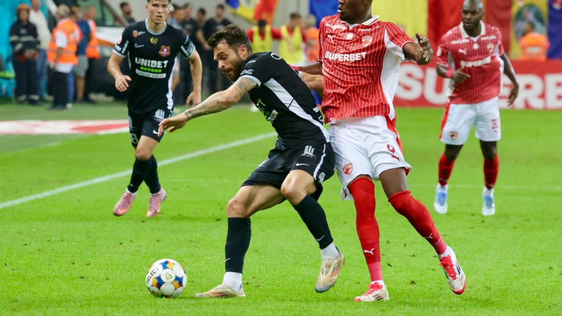 Jucători Dinamo și Hermannstadt în duel pe teren în meciul decisiv pentru calificare Cupa României, atmosfera tensionată pe stadion. | sursa foto: Gazeta Sporturilor